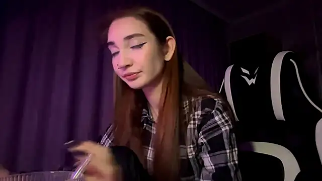 Snapshot of HollyPaw chatting on November 25, 2025, 7:14 pm HollyPaw online show from November 25, 2025, 7:14 pm