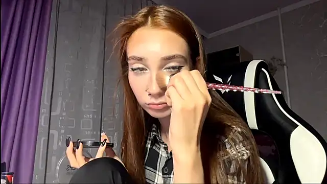 Snapshot of HollyPaw chatting on November 15, 2025, 6:56 pm HollyPaw online show from November 15, 2025, 6:56 pm