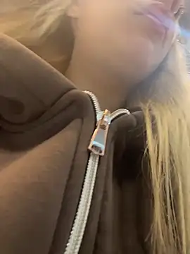 SashaCatt online show from April 19, 2026, 8:48 am