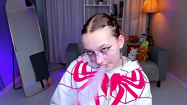 LauraKelley online show from November 12, 2025, 9:24 am