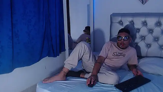 LatinWolfBoy online show from November 26, 2025, 3:06 am