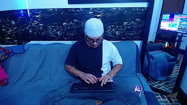 LatinWolfBoy online show from November 21, 2025, 3:05 am