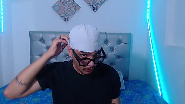 LatinWolfBoy online show from November 22, 2025, 3:27 am