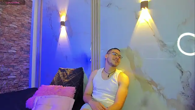 Snapshot of Aron_and_molly chatting on November 16, 2025, 12:32 pm Aron and molly online show from November 16, 2025, 12:32 pm