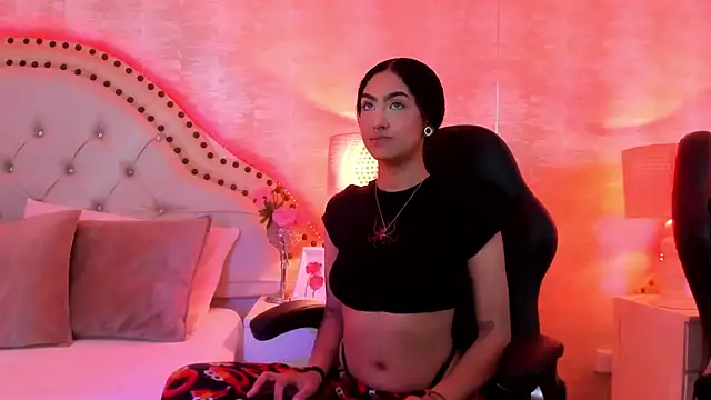 Snapshot of EllaEvanz chatting on December 2, 2025, 7:37 pm EllaEvanz online show from December 2, 2025, 7:37 pm