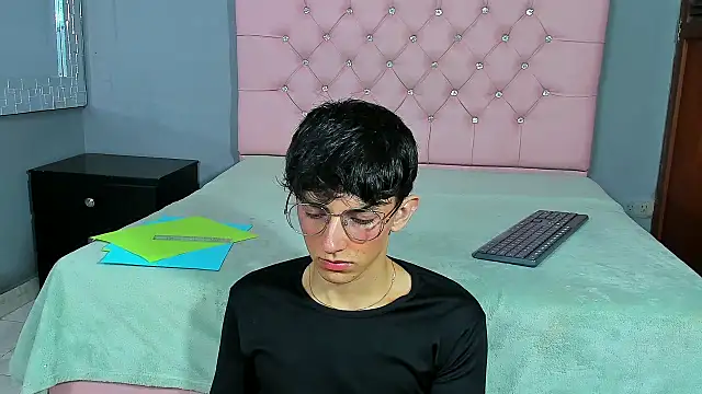 Snapshot of ElanGiraldo chatting on January 13, 2026, 9:52 pm ElanGiraldo online show from January 13, 2026, 9:52 pm