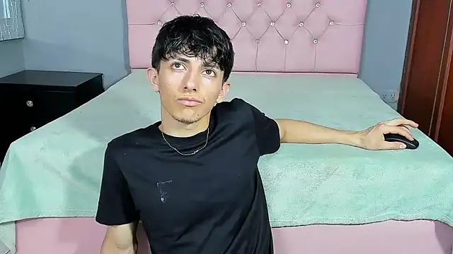 Snapshot of ElanGiraldo chatting on January 11, 2026, 9:44 pm ElanGiraldo online show from January 11, 2026, 9:44 pm