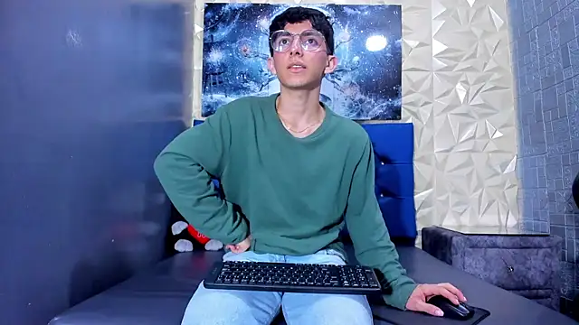 ElanGiraldo online show from April 18, 2026, 9:48 pm