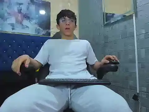 ElanGiraldo online show from March 27, 2026, 11:27 pm