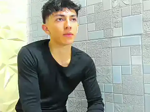 ElanGiraldo online show from November 11, 2025, 10:26 pm