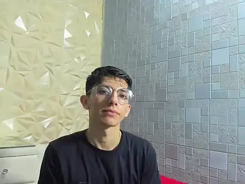 Snapshot of ElanGiraldo chatting on February 3, 2026, 11:43 pm ElanGiraldo online show from February 3, 2026, 11:43 pm