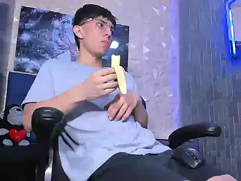 ElanGiraldo online show from April 10, 2026, 10:06 pm