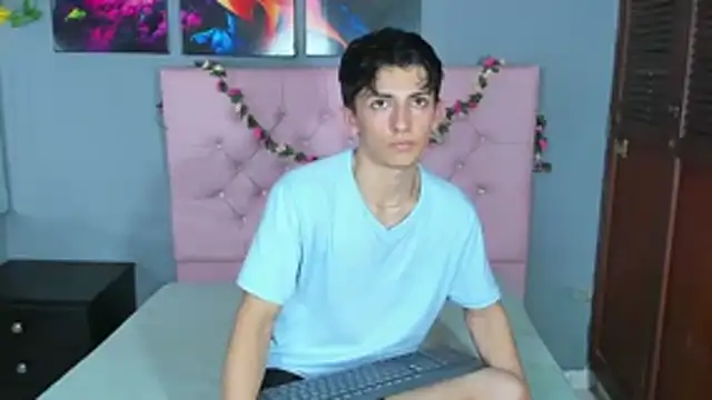 Snapshot of ElanGiraldo chatting on December 17, 2025, 10:26 pm ElanGiraldo online show from December 17, 2025, 10:26 pm