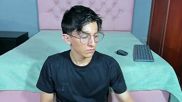 Snapshot of ElanGiraldo chatting on January 5, 2026, 11:41 pm ElanGiraldo online show from January 5, 2026, 11:41 pm