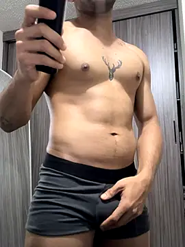 Snapshot of Naim__ chatting on November 19, 2025, 3:39 am Naim online show from November 19, 2025, 3:39 am