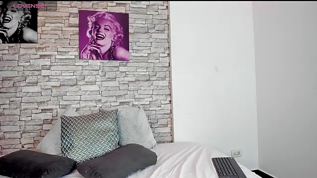 sofiaalarson online show from January 13, 2026, 11:47 am