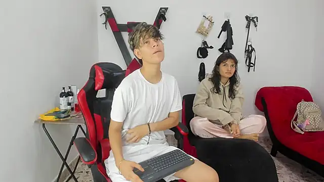 Lily and Lina online show from December 5, 2025, 12:15 pm