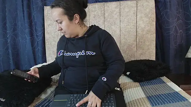 Sofi-Brown online show from November 30, 2025, 7:58 pm