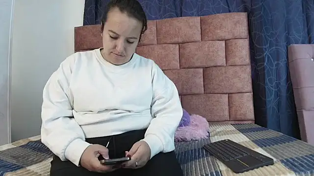 Sofi-Brown online show from November 26, 2025, 2:06 pm