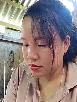 yelow-bee online show from November 13, 2025, 4:05 am