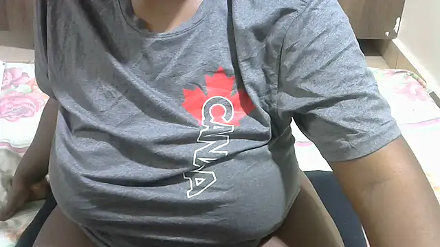 Snapshot of she-- chatting on December 4, 2025, 4:39 pm she-- online show from December 4, 2025, 4:39 pm