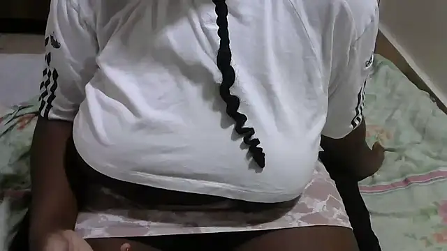 Snapshot of she-- chatting on November 26, 2025, 9:48 pm she-- online show from November 26, 2025, 9:48 pm