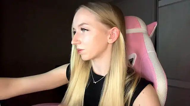 LaceDream online show from November 24, 2025, 3:12 pm