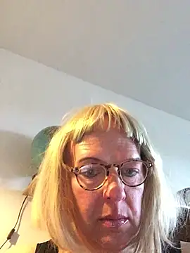 Snapshot of simone_xdressing chatting on April 12, 2026, 6:00 pm simone xdressing online show from April 12, 2026, 6:00 pm