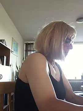 Snapshot of simone_xdressing chatting on July 1, 2026, 6:19 pm simone xdressing online show from July 1, 2026, 6:19 pm