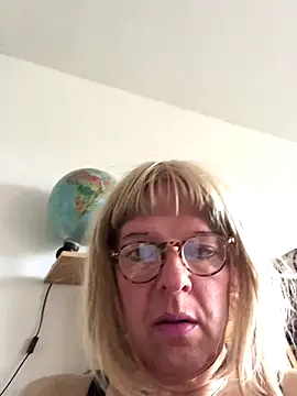 simone xdressing online show from September 17, 2025, 1:13 pm