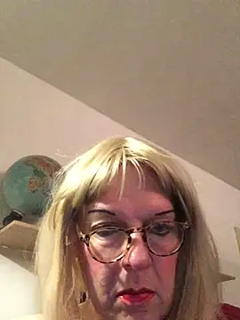 simone xdressing online show from November 16, 2025, 1:10 am