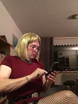 simone xdressing online show from October 2, 2025, 11:41 pm