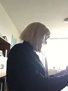 simone xdressing online show from February 22, 2026, 8:28 am