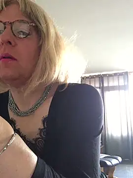 Snapshot of simone_xdressing chatting on April 19, 2026, 5:36 pm simone xdressing online show from April 19, 2026, 5:36 pm