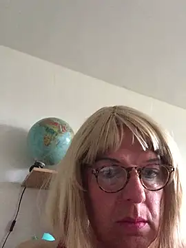 Snapshot of simone_xdressing chatting on May 3, 2026, 3:59 pm simone xdressing online show from May 3, 2026, 3:59 pm
