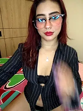 Snapshot of Sarah_Lark- chatting on February 5, 2026, 1:12 am Sarah Lark- online show from February 5, 2026, 1:12 am