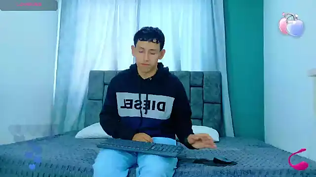 FelipeGonzalezz online show from November 17, 2025, 12:42 pm