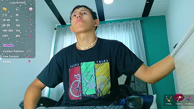 FelipeGonzalezz online show from December 5, 2025, 12:37 pm