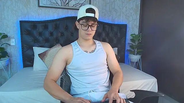 MaxxiCruzz online show from November 28, 2025, 4:12 am