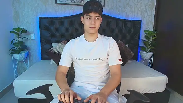 MaxxiCruzz online show from November 30, 2025, 1:06 am