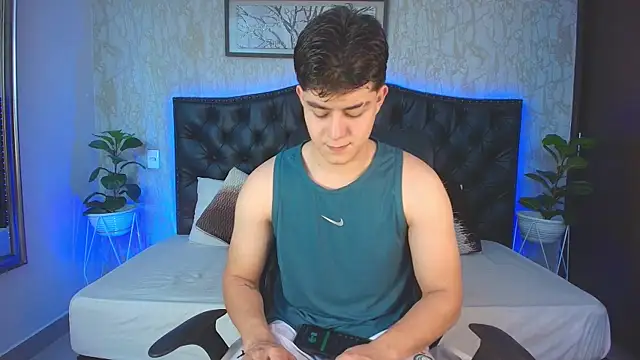 MaxxiCruzz online show from December 2, 2025, 4:47 am