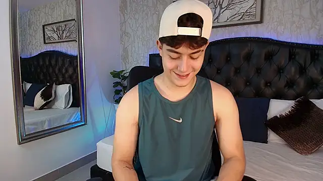 MaxxiCruzz online show from November 17, 2025, 6:23 pm