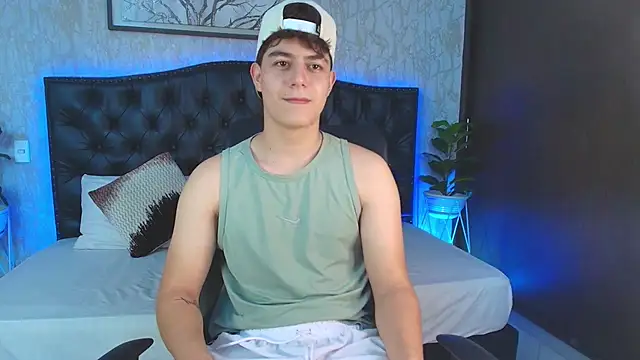 MaxxiCruzz online show from November 25, 2025, 3:51 am