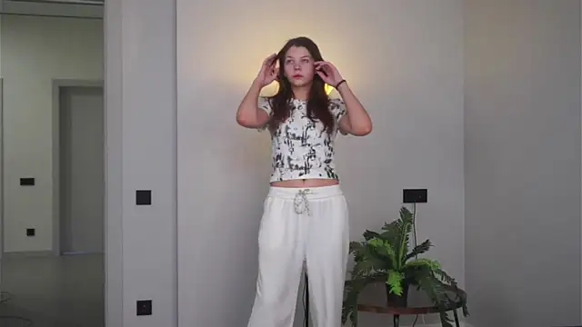 ReynaPlourde online show from November 17, 2025, 6:39 am