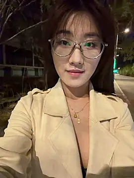 GG-BONG1 online show from May 5, 2026, 3:15 pm