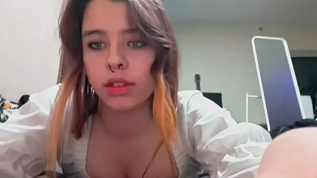 Snapshot of AwnyGrub chatting on December 1, 2025, 5:03 pm AwnyGrub online show from December 1, 2025, 5:03 pm