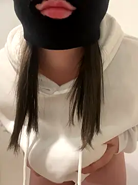 Lauraxy online show from November 18, 2025, 5:33 am