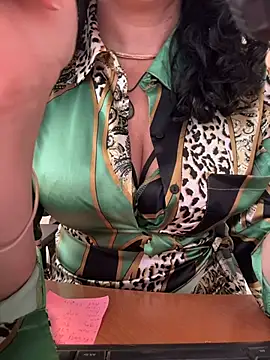 Snapshot of Deessenympho chatting on April 16, 2026, 8:15 am Deessenympho online show from April 16, 2026, 8:15 am