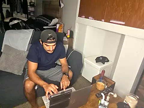 piggylatino online show from November 13, 2025, 5:22 am