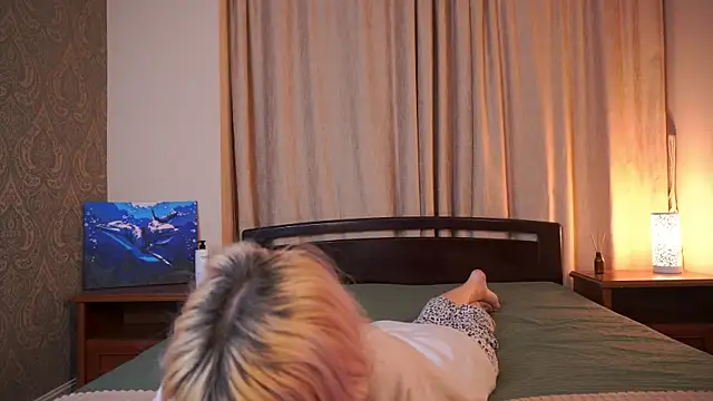 IsauraGarratt online show from November 28, 2025, 2:17 pm